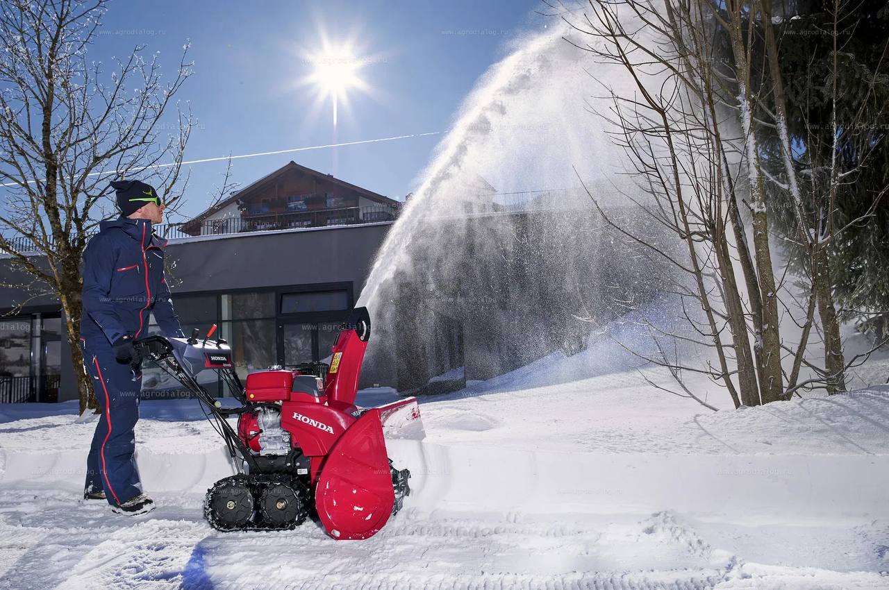 Бензиновый снегоуборщик